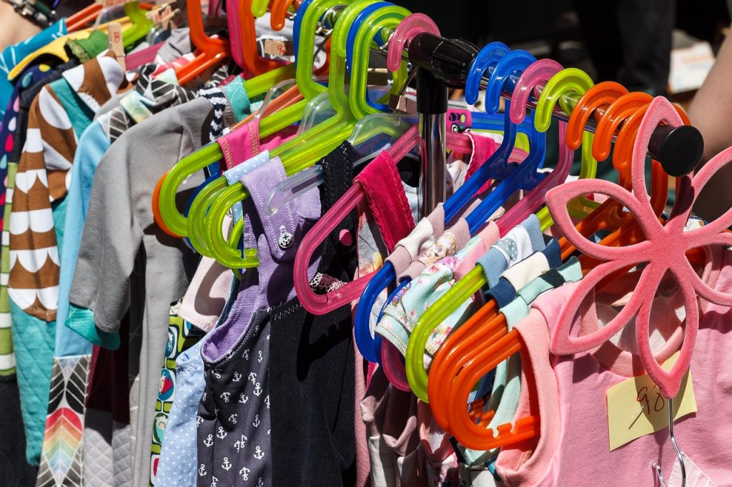 découvrez le charme des marchés aux puces, où les trésors du passé se mêlent à des trouvailles uniques. flânez entre les stands, dénichez des objets vintage, des vêtements originaux et des meubles rétro pour apporter une touche d'authenticité à votre intérieur.