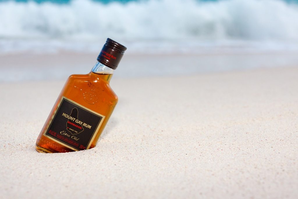 découvrez l'univers fascinant du rhum : des informations sur sa fabrication, ses différents types, des conseils de dégustation et des recettes de cocktails pour sublimer vos moments de convivialité.