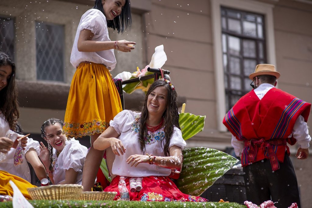 découvrez l'univers éclatant du carnaval, une célébration riche en couleurs, musiques entraînantes et costumes flamboyants. plongez dans la magie des défilés, des danses et des traditions qui animent cette période festive, tout en explorant les différentes cultures et les événements incontournables qui font vibrer les villes à travers le monde.